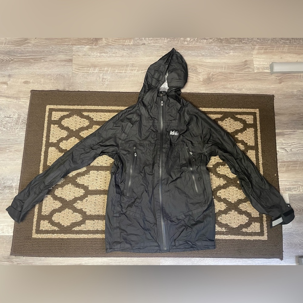 REI Men’s Small Black Rhyolite Rain Jacket